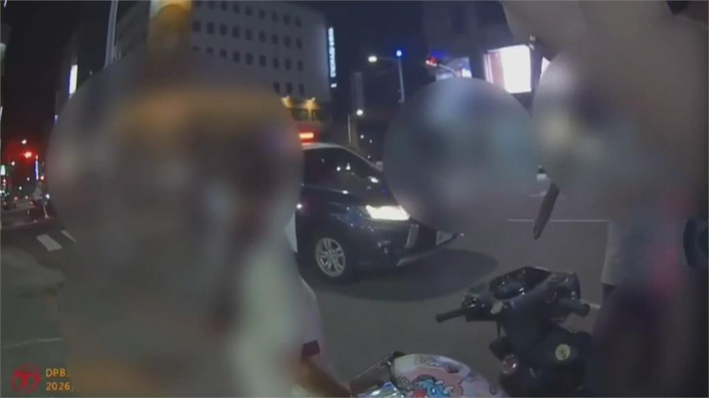 高雄16歲男無照騎車遭逮！　［丟包小女友」　警斥：是不是男的？