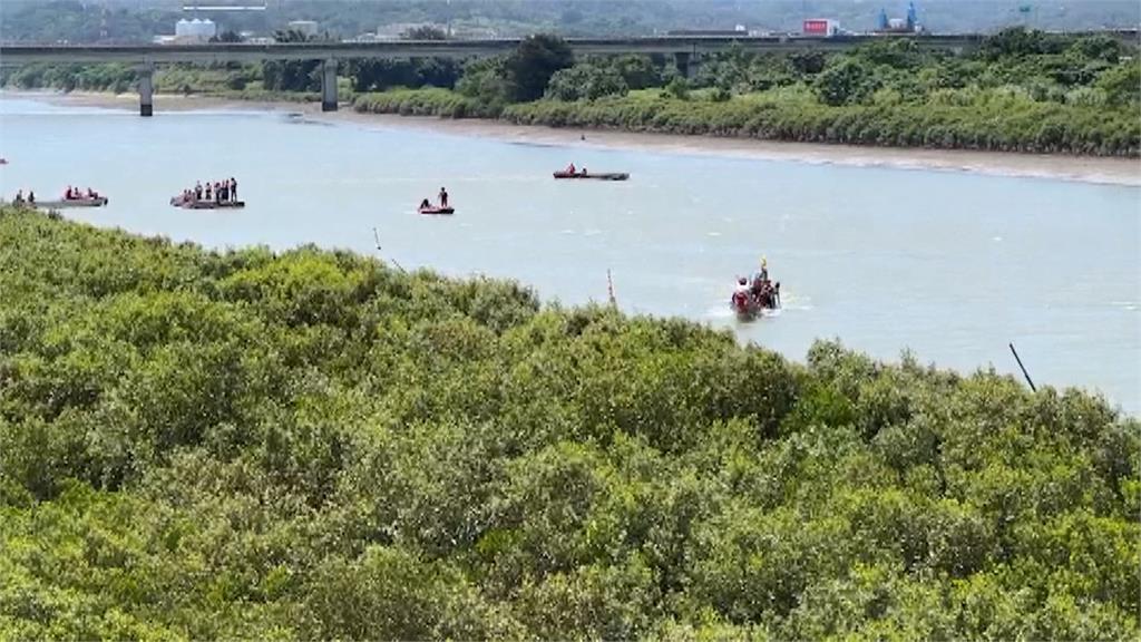 中港溪龍舟賽意外插曲! 龍舟迴轉進水沉船 15人落水