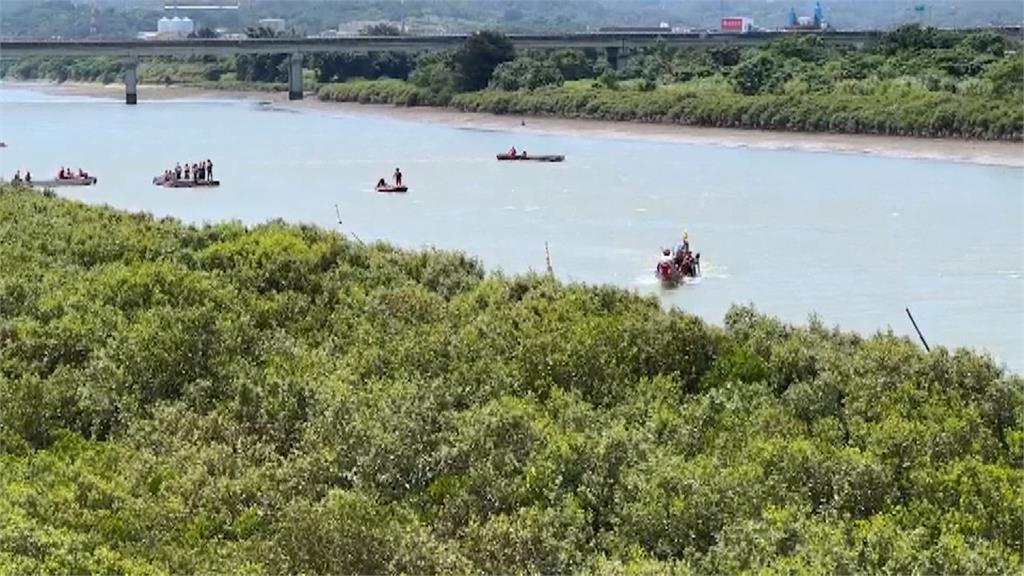 中港溪龍舟賽意外插曲！　龍舟迴轉進水沉船　15人落水