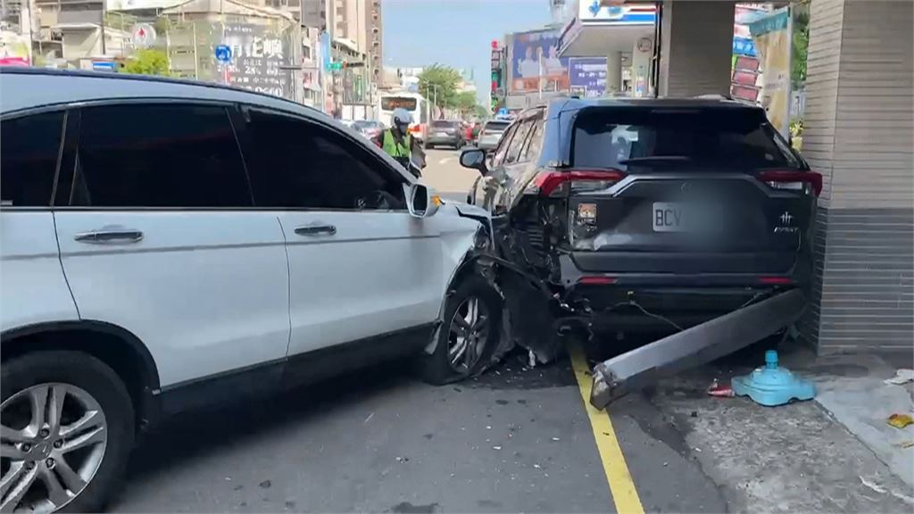 台中驚悚車禍！　男失控撞臨停車　臨停車駕駛閃躲重摔倒地