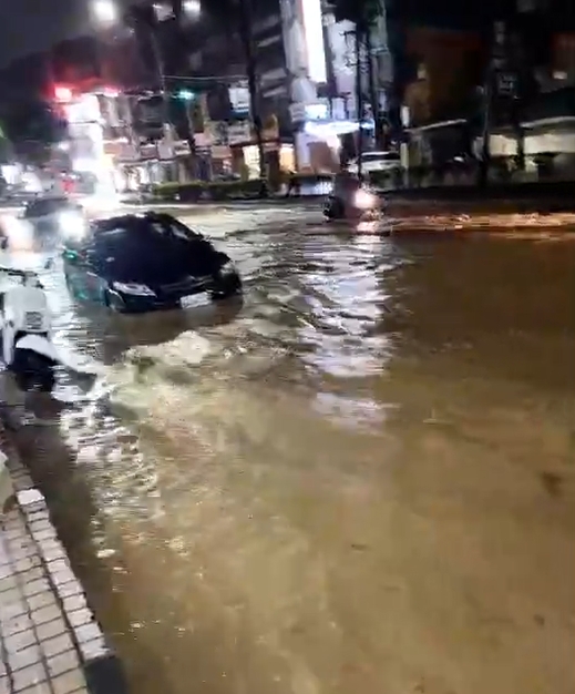 快新聞／基隆半夜暴雨狂炸！水淹到家門口　居民嚇壞：整晚睡不著