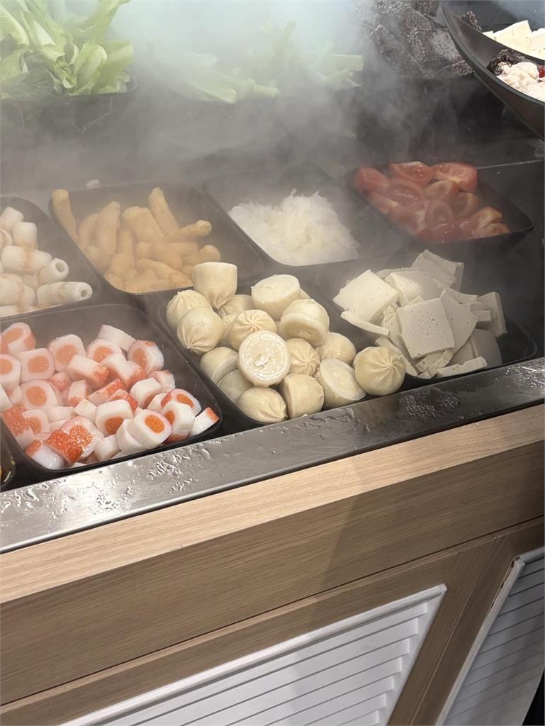 火鍋自助吧驚見「1食材」!日本人常下鍋煮…網崩潰:誰把這惡習帶來台灣