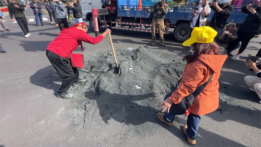 徐榛蔚出來面對！　光復災民集結抗議沒編重建預算