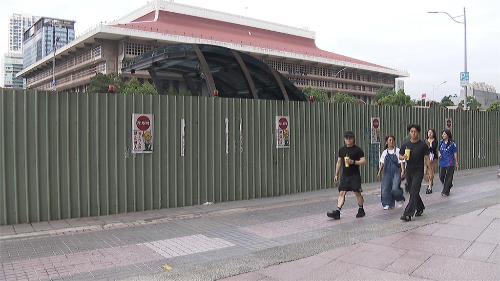 北市忠孝西地下道雨遮沒綁好　壓克力板重砸車損！駕駛怨卸責