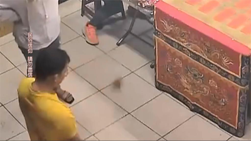 元宵節擲筊乞龜驚人奇景! 筊杯掛桌裙如「龍爪抓筊」