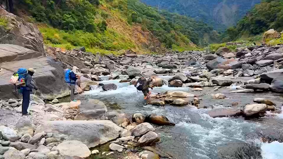 穿越崎嶇溪谷抵達高雄最美秘境溫泉　登山團走2小時直呼值得