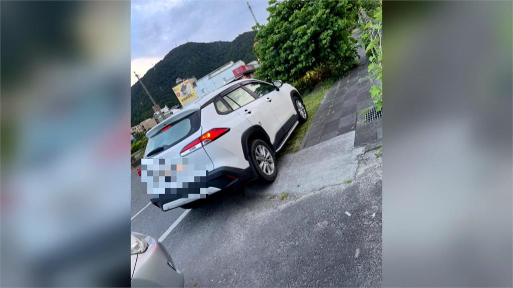 移車糾紛怒嗆叫警察！車主吃完飯驚見「車被刮花」傻眼