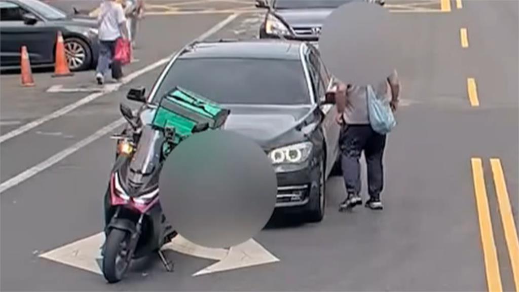 轎車超車肇事未停！　外送員騎士暴怒搥車窗理論