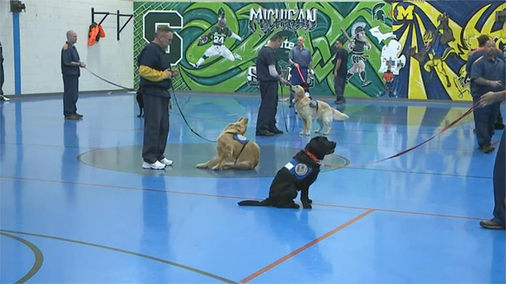 訓犬師是「他」！ //美國監獄讓受刑人訓練狗狗回饋社會