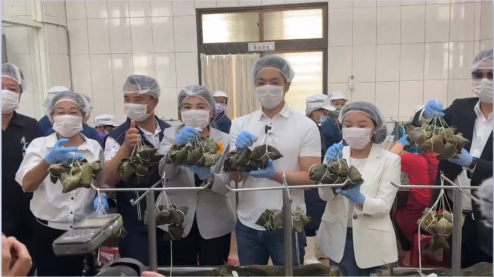 蔣萬安南下考察營養午餐食材 周軒嗆:實際是輔選