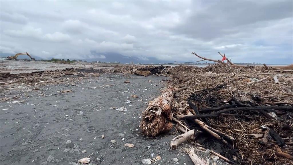 颱風接連侵襲！漂流木大量堆積　花蓮化仁海堤漂流木不明原因燃燒