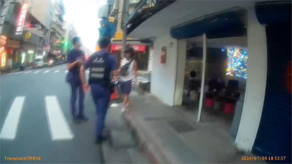 離奇!阿伯請店家吃烤肉遭拒 下一秒竟朝馬路丟肉洩憤