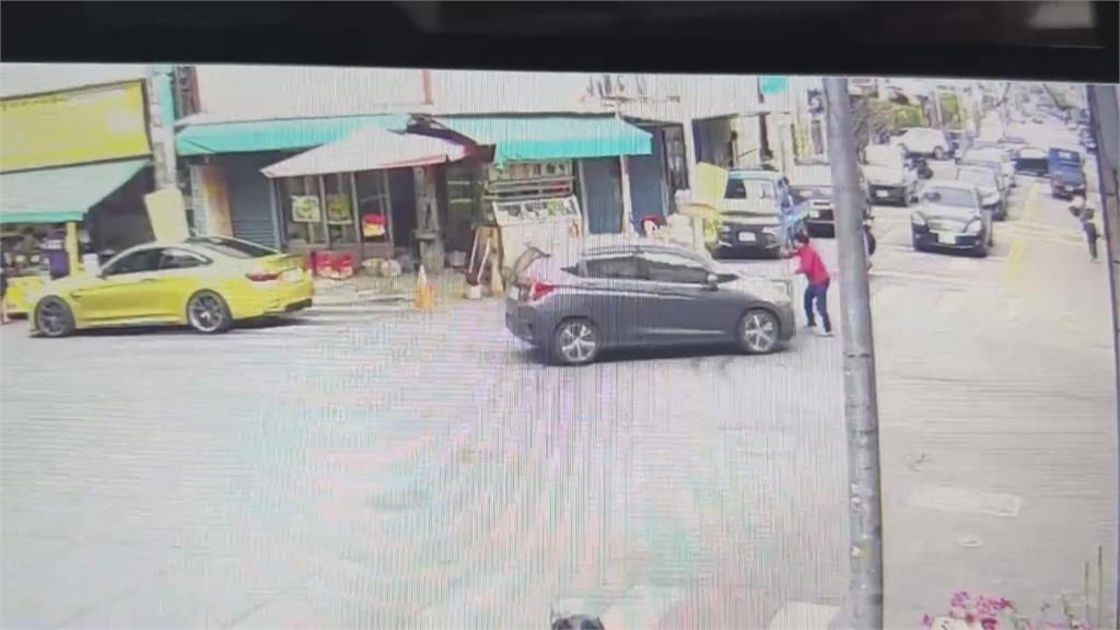 高雄女駕駛左轉直撞大攤車　八旬闆娘被撞倒地骨折送醫