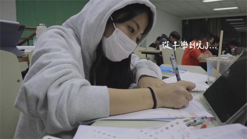 一天只睡四小時!期末考週衝刺過程曝光 正妹準考生嘆:真的學不完