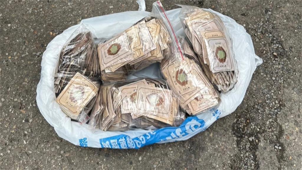 宛如電影情節! 北市警鬧區持槍破窗抓毒販 民眾誤認歹徒持槍押人