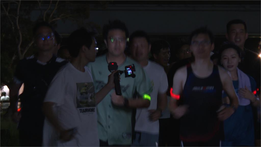 喘吁吁！沈伯洋首次加入夜跑團　3公里挑戰6分速完賽　