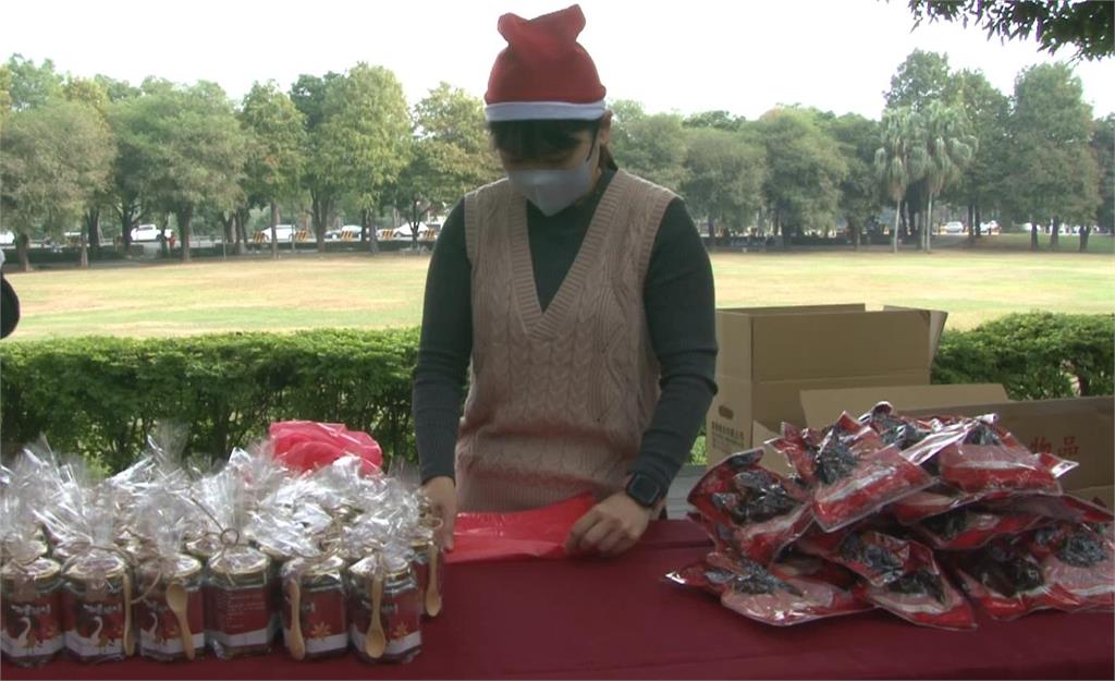 古坑「鵝鴨嘉年華」　民眾戴耶誕飾品排隊領鵝油