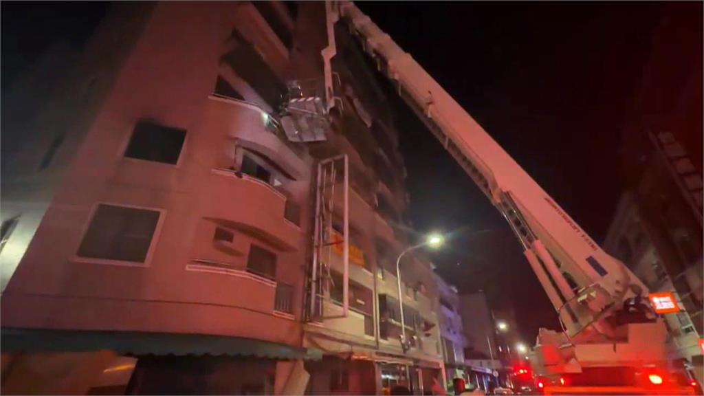 嘉義集合住宅火警!三大三小受困陽台 消防隊出動雲梯車馳援