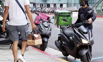 外送專法前夕出招？Uber　Eats突換合作公司　　工會質疑「洗牌避年資」　？