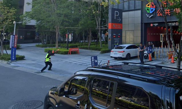 新莊阿北指揮太魔性9秒暴紅!網一挖google map這畫面笑瘋:已成地標