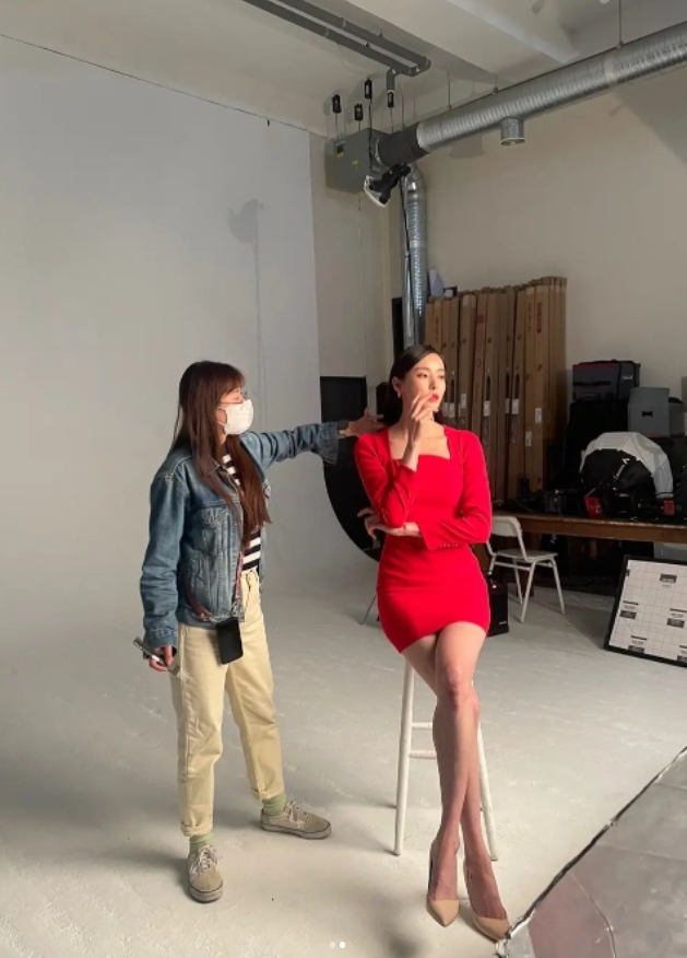 南韓「九頭身女神」艷紅洋裝超惹火　網一看驚呆：腿長到不可思議！