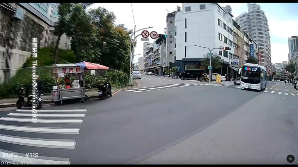 驚險!高雄客運疑闖紅燈 險撞機車騎士還狂按喇叭