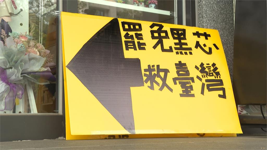 「見佛殺佛」!徐巧芯拿香拜拜卻沒點著 曹興誠:連媽祖都敢騙