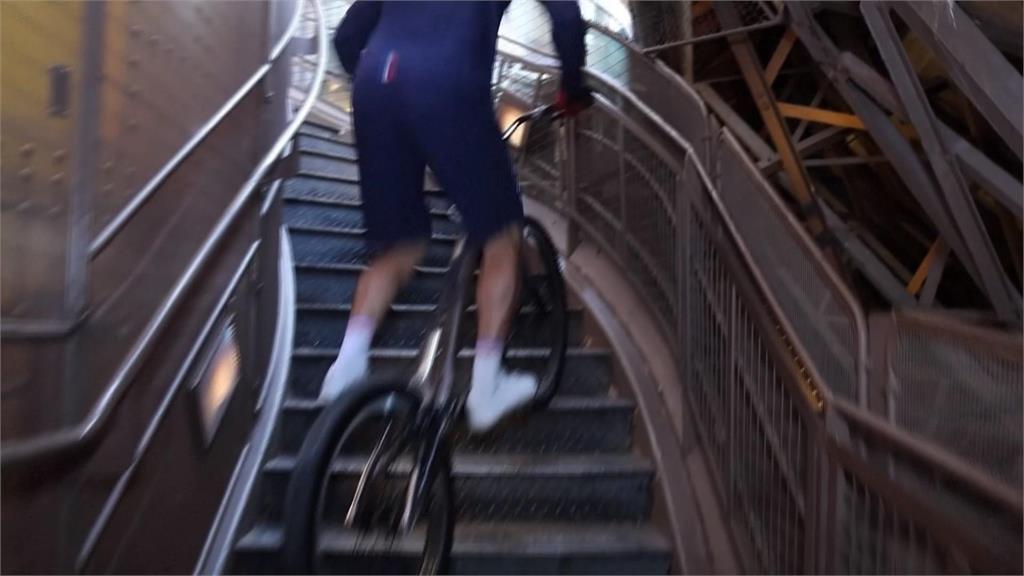 單車選手「騎單車爬艾菲爾鐵塔」 12分半挑戰成功打破紀錄