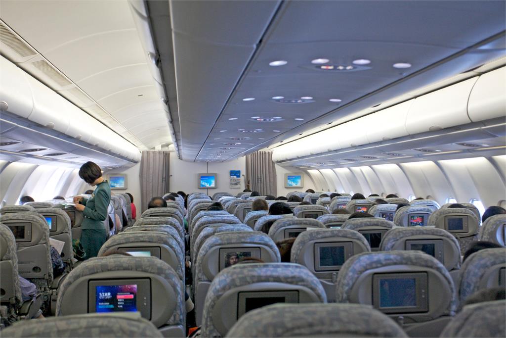 飛機坐哪最舒服？空服員揭「空間大、安靜還穩」黃金座位：穩又舒適