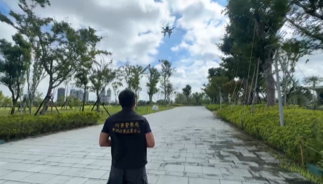 不是拍警匪片！詐欺主嫌逃入竹林　空拍機跟監蒐證陸空夾擊逮人