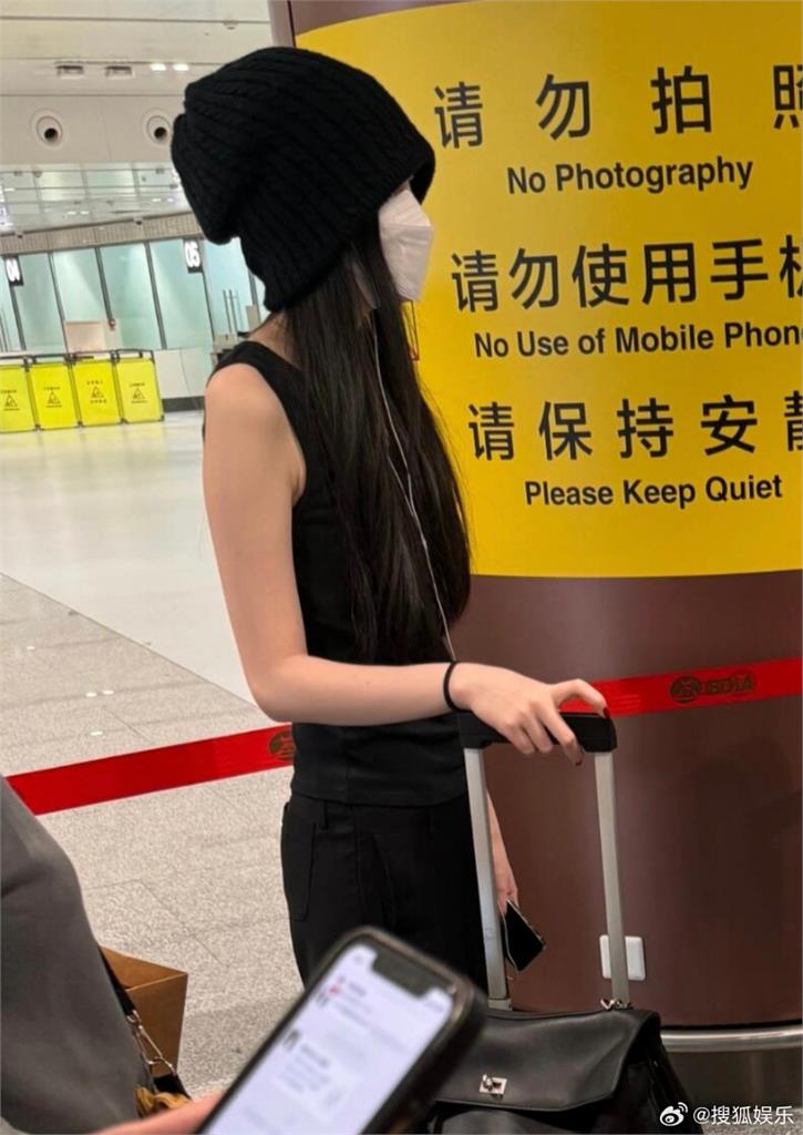王菲陪女兒赴英準備開學 在機場被網友認出:母女氣質太像了!