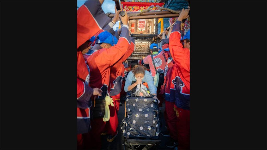 慈悲!北港朝天宮媽祖台南繞境 破例讓腦麻兒鑽轎底