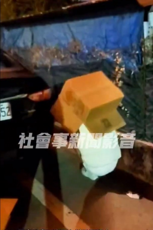 過馬路像參加「鹽水蜂炮」 女騎士路過嚇壞 急拿紙箱蓋住全身