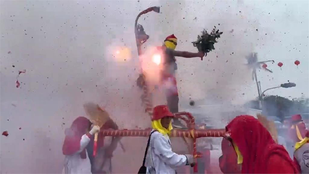 台東遶境驚見「超狂財神爺」掏錢開撒!路人「頭頂突遭鈔票開砸」嗨爛現場曝光