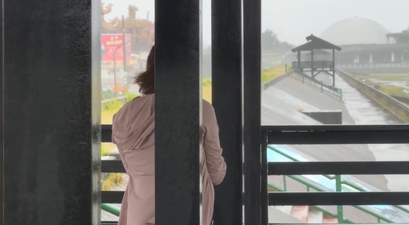 台中風王在海線　直擊民眾看海　朦朧美　冒雨拜媽祖