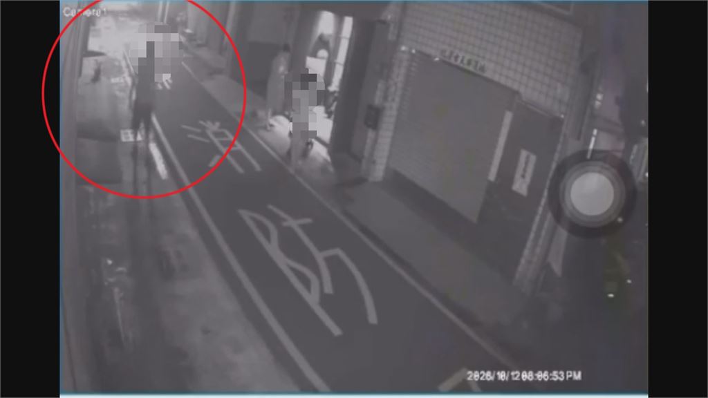 又是尾隨案！婦推嬰兒車經暗巷　遭詭異紅衣男尾隨緊急求救