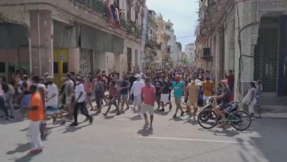 疫情拖累經濟、政府防疫不利　古巴爆發史上最多人抗議示威