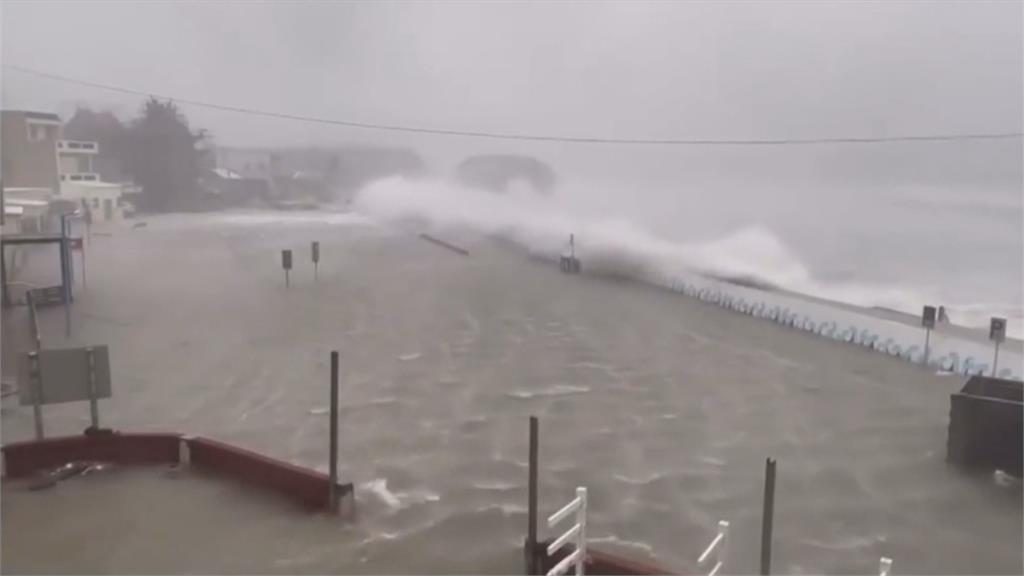 狂風豪雨!澎湖路樹被吹倒 西嶼鄉、風櫃里「海水倒灌」