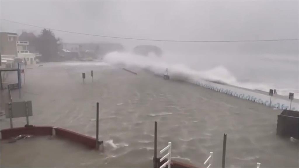 狂風豪雨！澎湖路樹被吹倒　西嶼鄉、風櫃里「海水倒灌」