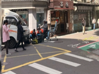 撞到人火氣這麼大? 目擊民眾稱聽到駕駛罵老翁「沒看路」