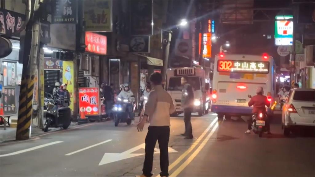 疑路不熟!駕駛撞機車又撞斷燈桿 基隆西定路一度塞車幸未影響用電