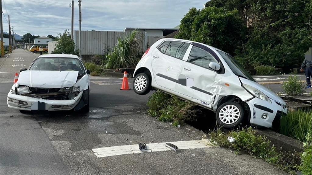 苗栗2起驚悚車禍! 兩車碰撞險犁田 駕駛恍神自撞「烏龜翻」