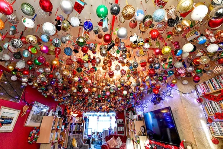 創金氏紀錄！英婦女將1760顆「耶誕樹裝飾球」掛滿天花板…畫面超壯觀