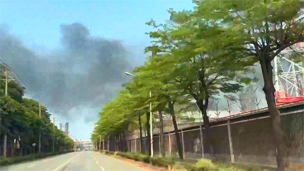 快新聞／快關窗！高雄小港煉油廠「漏油起火」　黑煙竄天驚悚畫面曝