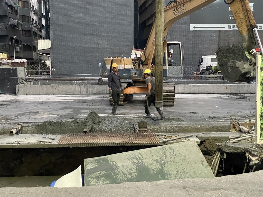 快新聞／台南五妃街建案旁驚現天坑！　小貨車陷落「動彈不得」