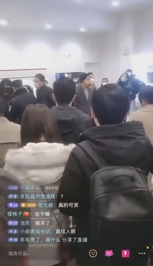 特斯拉降價中國車主氣瘋!衝門市抗議控歧視 見超香低價又下單遭網嘲