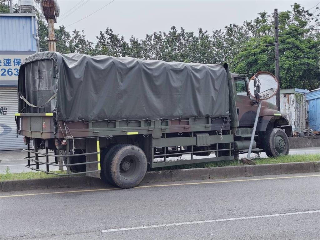 驚嚇!　女中士開軍卡操作不慎　整輛車卡分隔島