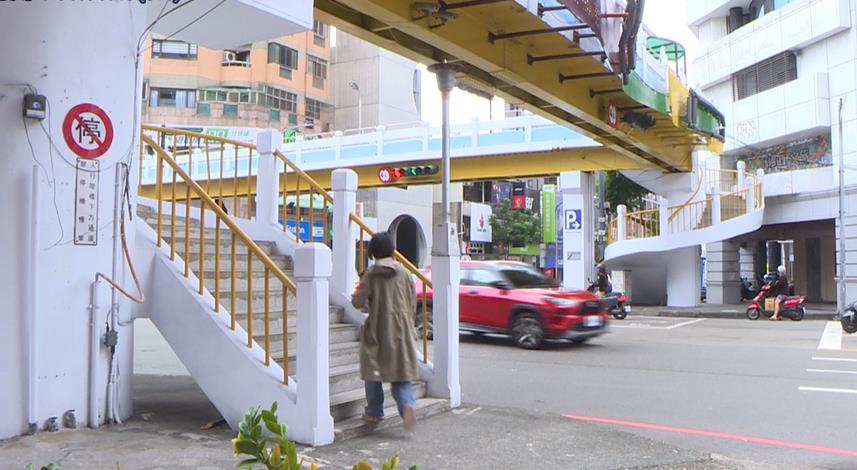 草悟道週邊「有天橋沒行穿線」 身障、推娃娃車者不便