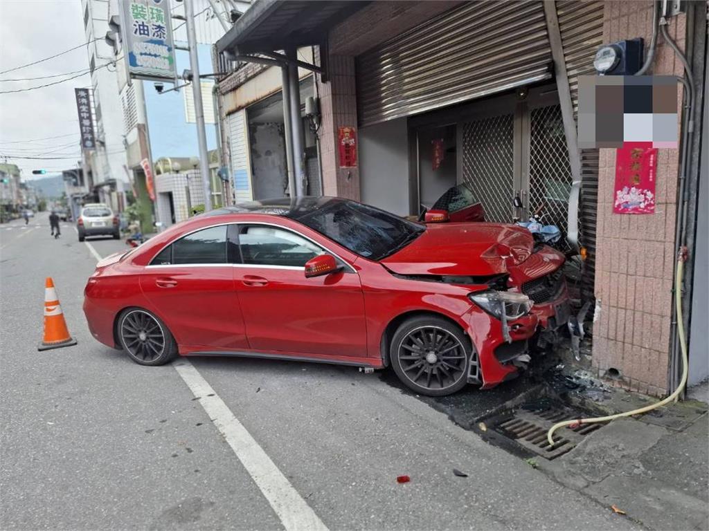 快新聞/討債談判破裂!花蓮賓士車主「失控衝撞民宅」5傷 車頭嚴重受損