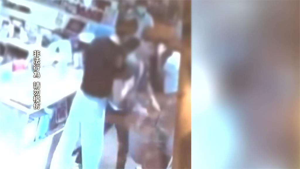 書店員工「被指導」離職閃人 竟折返暴打店長